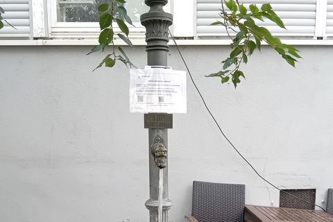 Laufbrunnen in Mönsheim mit Hinweisschild zum Wasserentnahmeverbot. (enz)