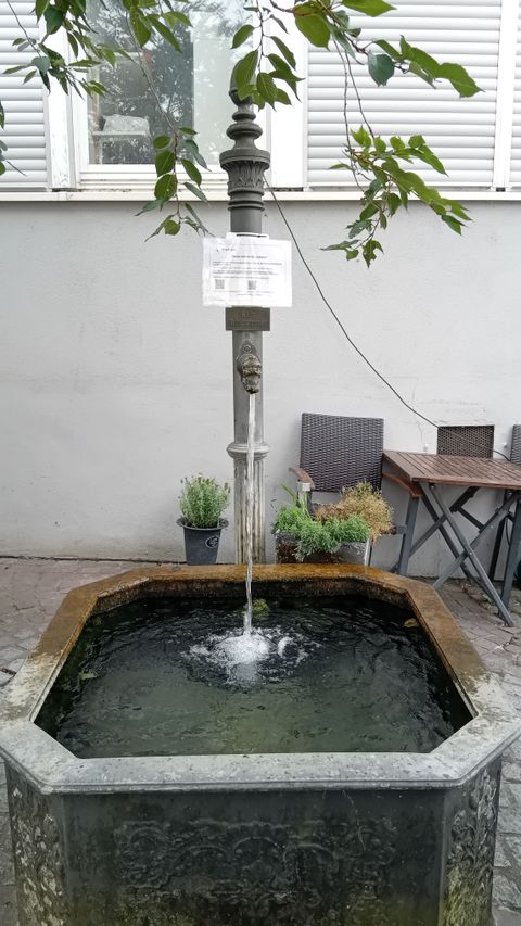 Laufbrunnen in Mönsheim mit Hinweisschild zum Wasserentnahmeverbot. (enz)