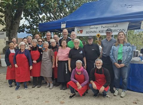 Die Kieselbronner Delegation mit den französischen Freunden und Bernins Bürgermeisterin Anne-Françoise Besson (rechts) auf dem Kastanien- & Weißweinfest am 11. Oktober 2026