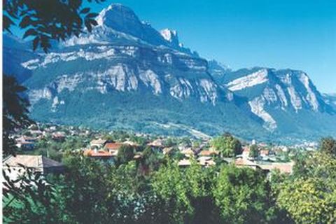 Blick über das in sattes Grün gehüllte Dorf